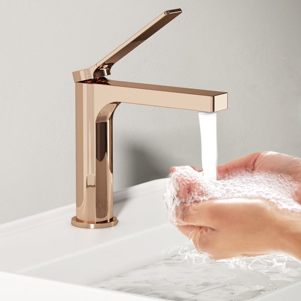 Wasserhahn mit laufendem Wasser und Hände unter dem Wasserstrahl