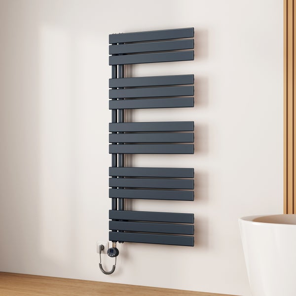 Wandheizkörper mit elektrischem Anschluss im Badezimmer