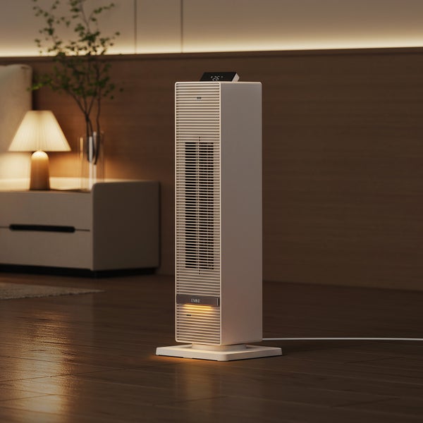 Elektrischer Turmheizlüfter von EMKE mit Digitalanzeige, stehend auf einem Holzboden in einem modern eingerichteten Wohnraum.
