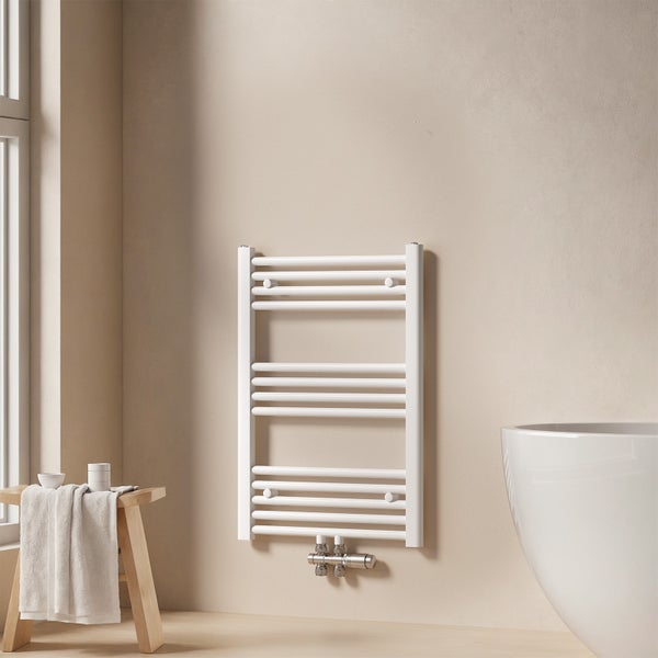 Badezimmer Szene mit Handtuchwärmer, Hocker und Badewanne