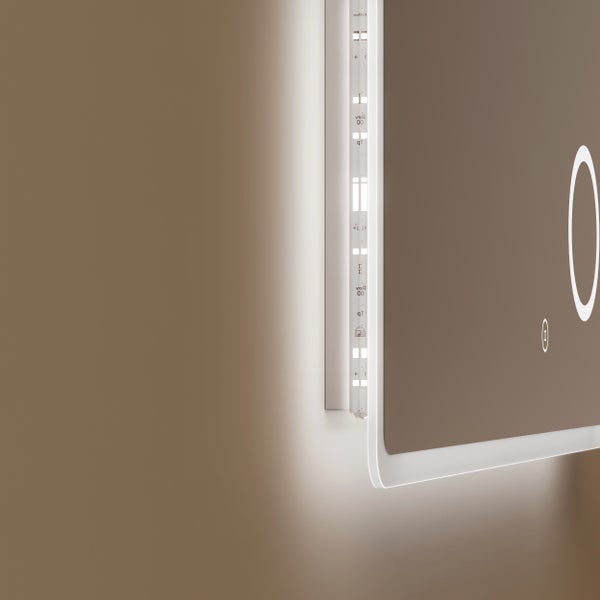 Detailansicht eines LED-Badspiegels mit integrierter Beleuchtung an der Rückseite und Wandbefestigung.