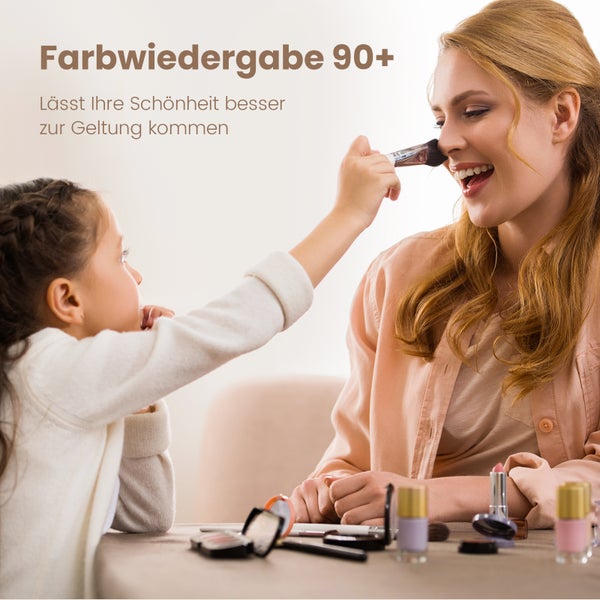Frau wird von Kind mit Make-up geschminkt. Farbwiedergabe 90+