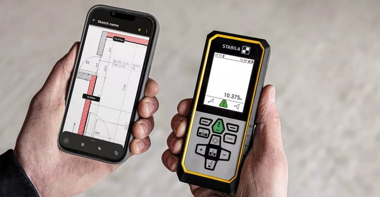 Eine Person hält ein Smartphone mit einer Bauzeichnung und ein digitales Stabila-Messgerät in der Hand.