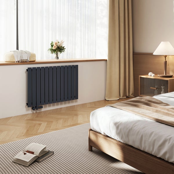 Schlafzimmer mit einem an der Wand montierten Paneelheizkörper.