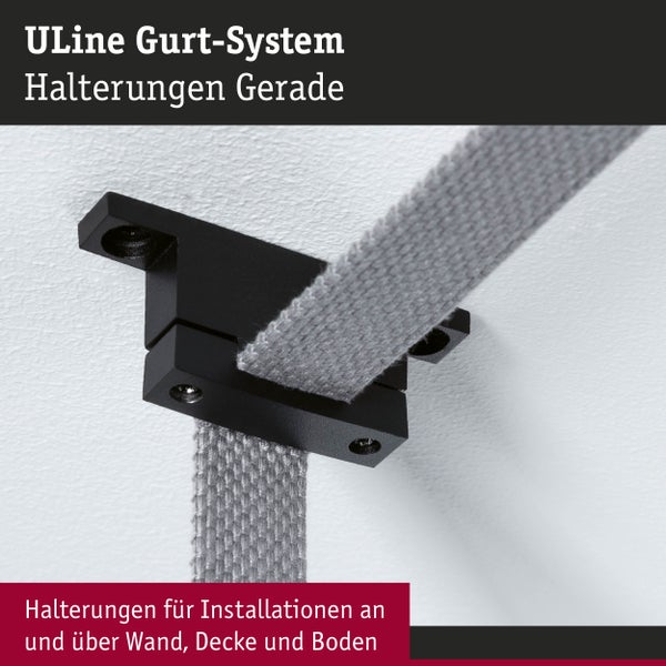 Ein Arbeiter transportiert ein Wickelrohr mit einer Sackkarre.
