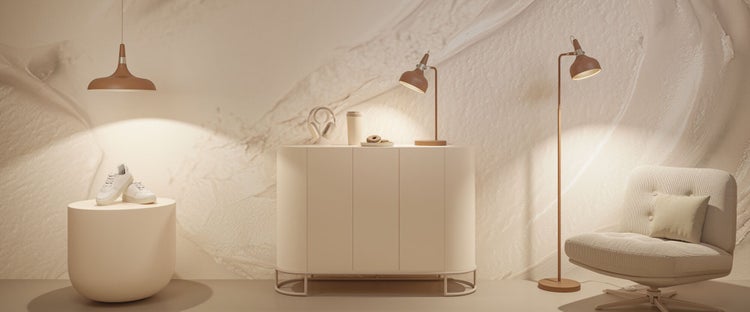 Helles Interieur mit Sideboard, Sessellampe und dekorativen Elementen für ein gemütliches Ambiente