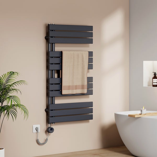 Modernes Badezimmer mit beheiztem Handtuchhalter und Handtuch