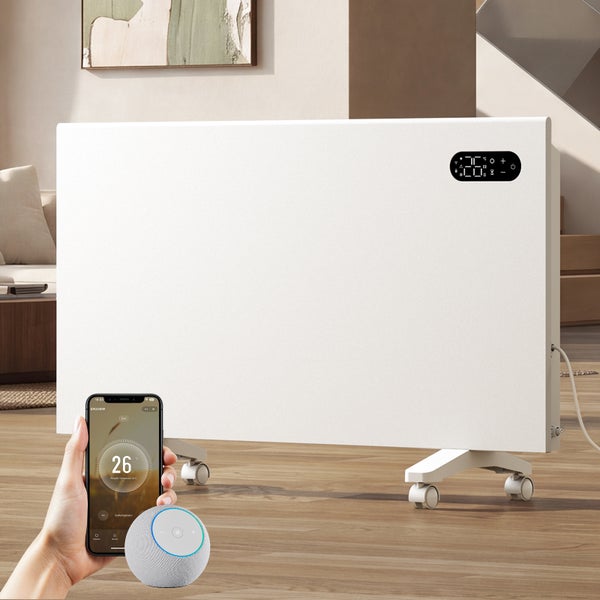 Flacher Wandheizkörper mit digitaler Anzeige an einer Innenwand in einem modern eingerichteten Wohnzimmer mit Parkettboden.