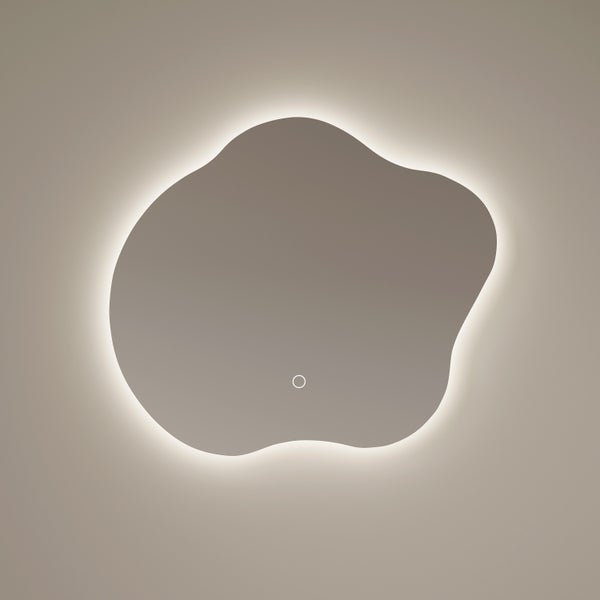 Wandspiegel in unregelmäßiger organischer Form mit indirekter LED-Hintergrundbeleuchtung und Touch-Sensor.