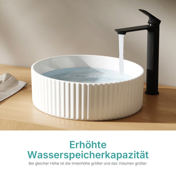 Aufbauschale mit schwarzer Armatur und Wasser