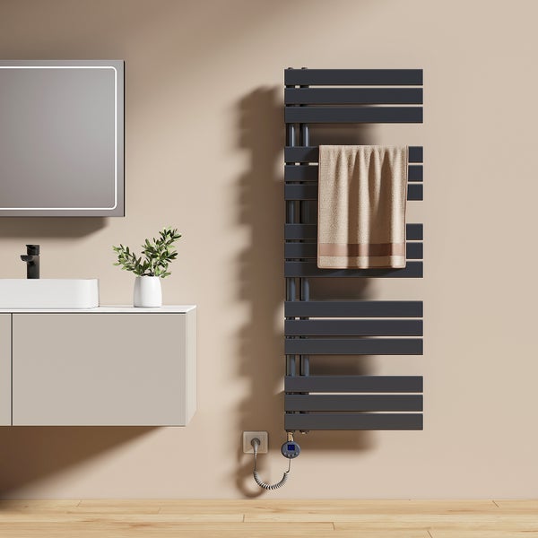 Badezimmer mit Waschtisch, Spiegel und elektrischem Handtuchwärmer mit Handtuch