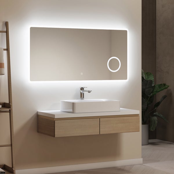 Modernes Badezimmer mit beleuchtetem Spiegel, Waschtischunterschrank und Aufsatzwaschbecken.