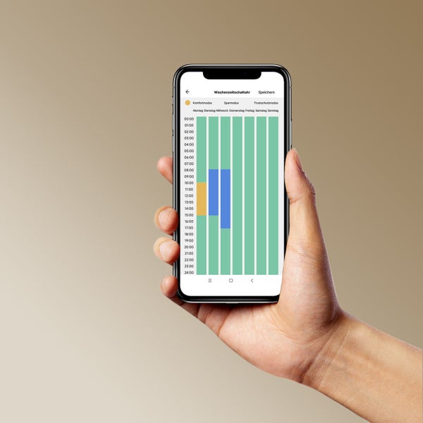 Ein Smartphone, das eine Wochenzeitschaltuhr-App in einer Hand zeigt