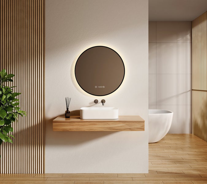 Modernes Badezimmer mit Waschtisch, Spiegel und Badewanne