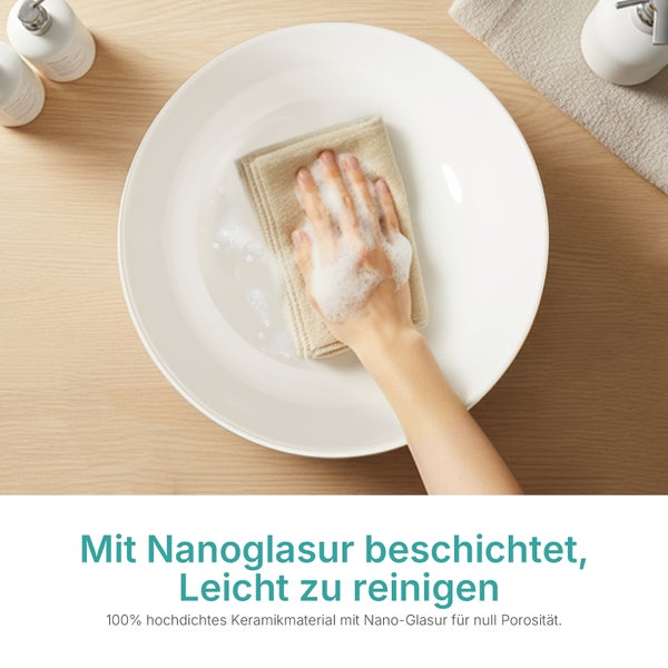 Hand reinigt ein rundes Keramikwaschbecken mit Nanoglasur mit einem Tuch und Seifenschaum.