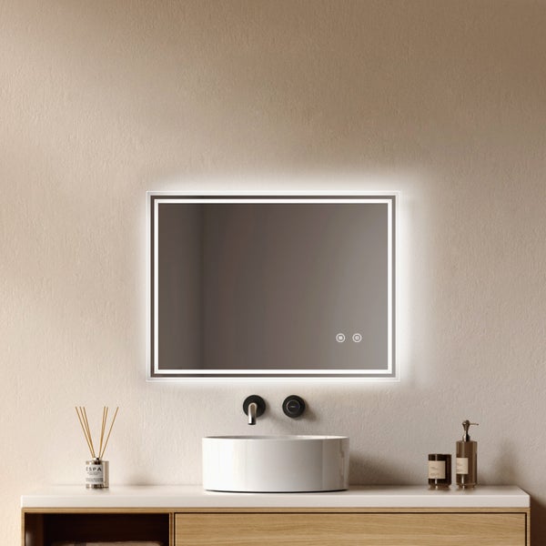 Helles Badezimmer mit rechteckigem LED-Spiegel mit Touch-Bedienung, weißem Keramikwaschbecken auf Holzunterschrank und schwarzer Wandarmatur.
