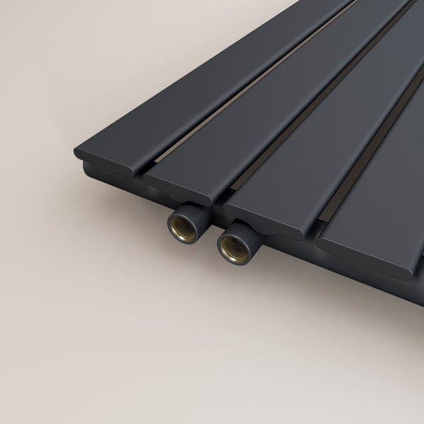 Nahaufnahme eines horizontalen Heizkörpers mit seitlichen Anschlüssen