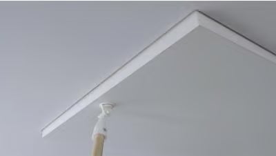 Eine Deckenverkleidungsplatte mit einem Montagetool für die Deckenmontage.