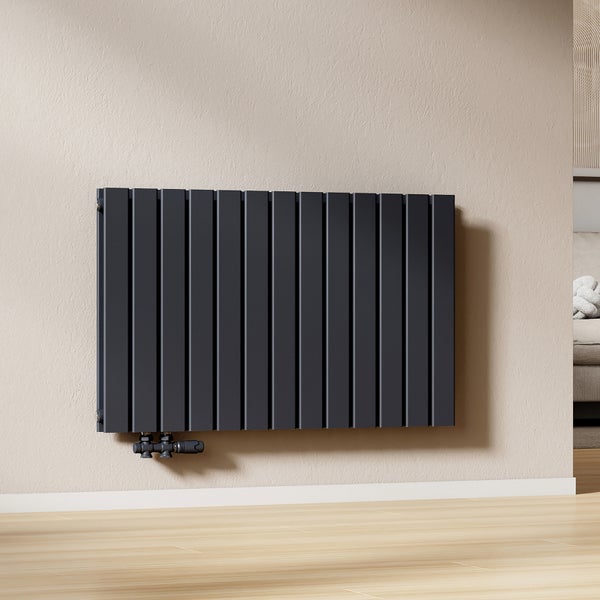 Flacher Heizkörper mit vertikalen Paneelen an einer Wand montiert