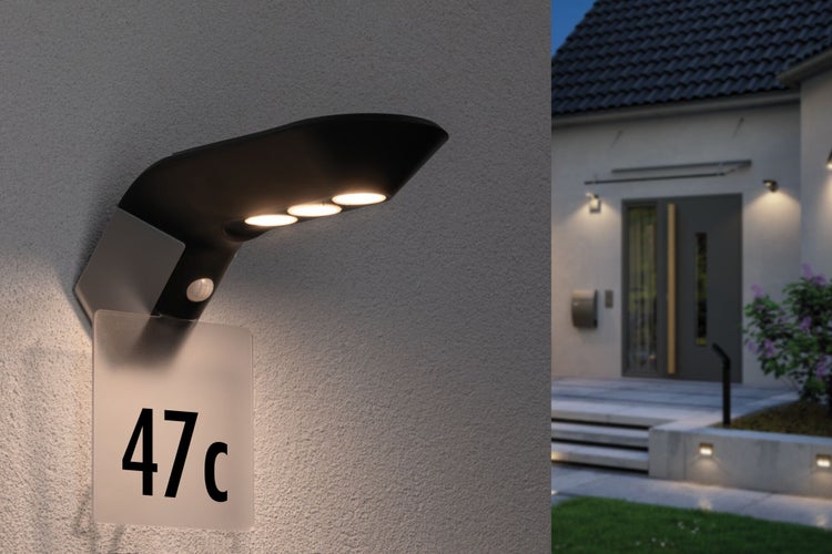 Hausnummerleuchte mit Bewegungsmelder und Hausnummer 47c an Hauswand