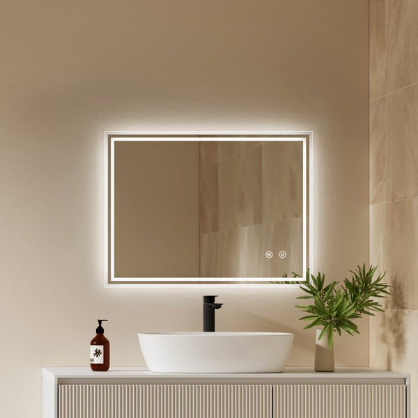 Rechteckiger Badezimmerspiegel mit LED Beleuchtung und Touch Funktion über einem Waschbecken mit schwarzer Armatur in einem modernen Badezimmer.