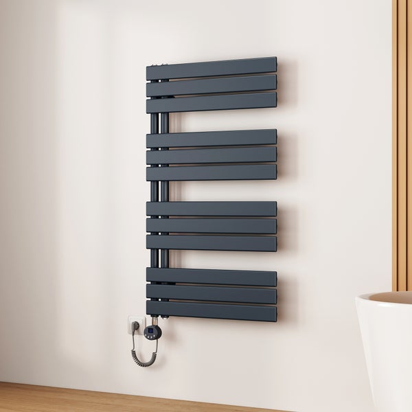 Anthrazitfarbener Badheizkörper mit horizontalen Heizstäben an einer Wand montiert
