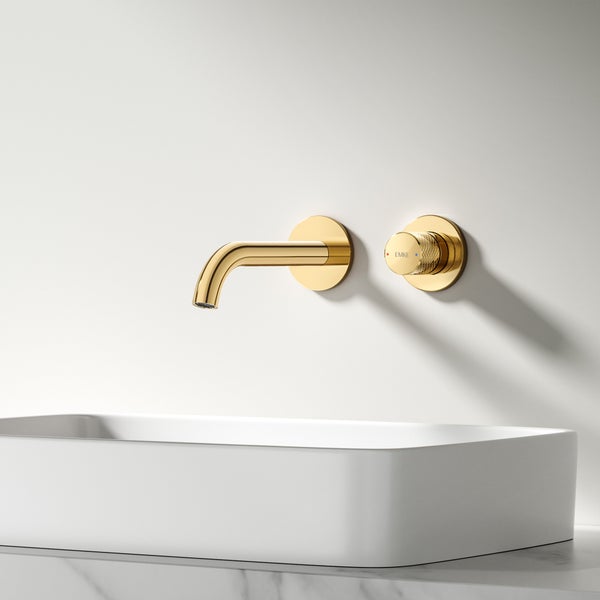 Wandmontierte Waschtischarmatur und Waschbecken im Badezimmer