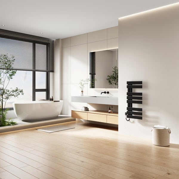 Modernes, helles Badezimmer mit freistehender Badewanne, Waschtisch aus Holz, großem Spiegel, Parkettboden und Handtuchheizkörper.
