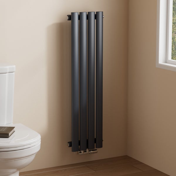Vertikaler Rippenheizkörper im Badezimmer neben einer Toilette