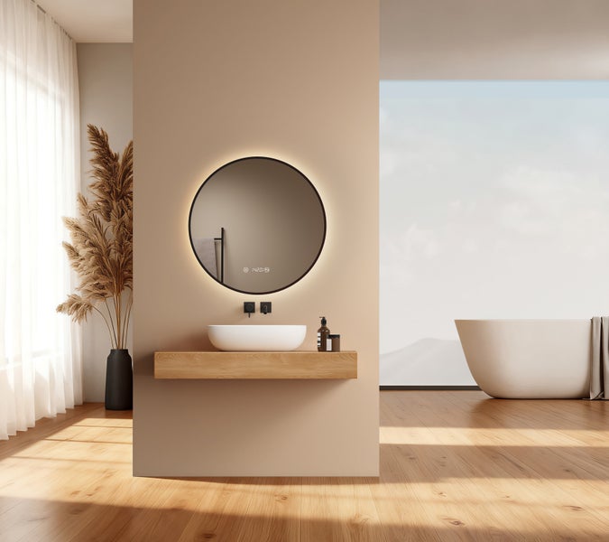 Badezimmer mit Waschbecken, Spiegel mit Hintergrundbeleuchtung und Badewanne