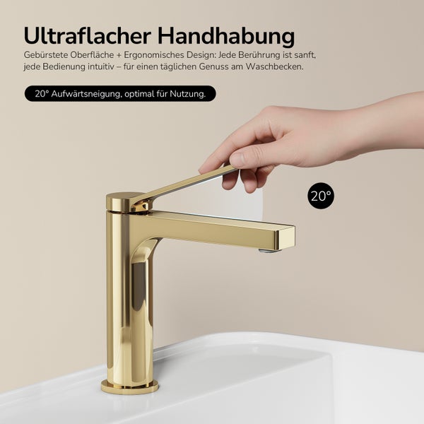 Goldfarbener Wasserhahn auf einem Waschbecken mit einer Hand am Griff, der in einem Winkel von 20 Grad geneigt ist.