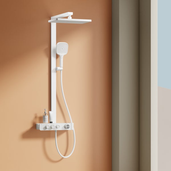 Modernes weißes Duschsystem mit rechteckigem Regenduschkopf, Handbrause und Thermostat-Ablage.