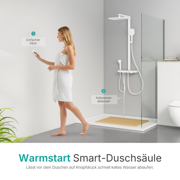 Szene mit einer Frau, die in ein Handtuch gehüllt ist und eine Smart-Duschsäule mit Warmstart-Funktion bedient.