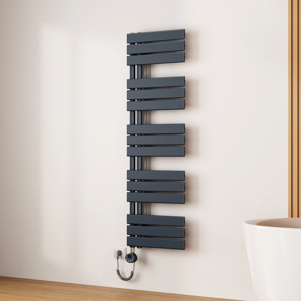 Grauer Badheizkörper mit horizontalen Heizstäben an der Wand montiert.