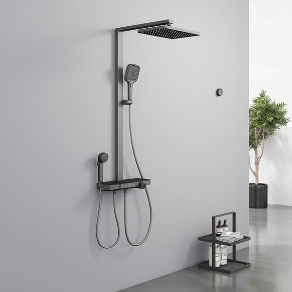 Duschsystem mit Kopf- und Handbrause sowie Thermostatarmatur an einer grauen Wand.