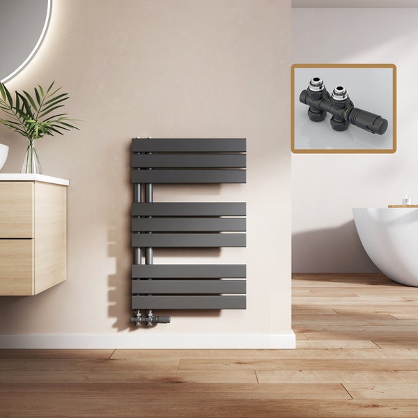 Modernes Badezimmer mit einem grauen Handtuchwärmer und einem Thermostatventil