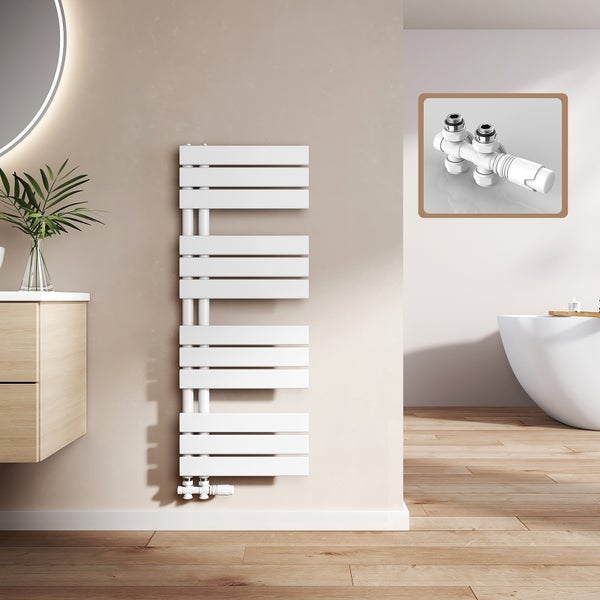 Weißer Badheizkörper im modernen Badezimmer mit Thermostatventil