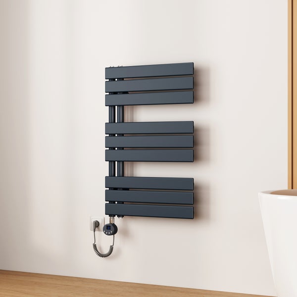 Anthrazitfarbener Handtuchwärmer mit elektrischem Anschluss an einer Wand