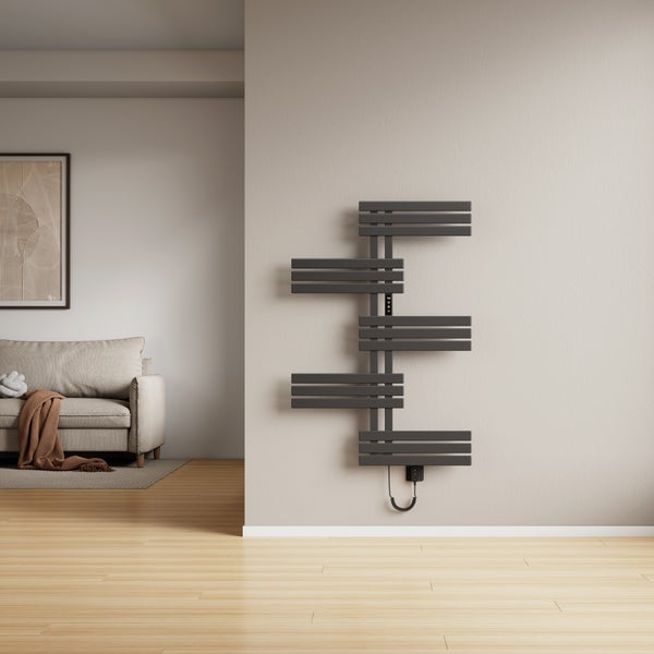 Elektrischer Design Badheizkörper mit asymmetrischen Heizlamellen montiert an einer hellen Wand in einem modernen Wohnraum.