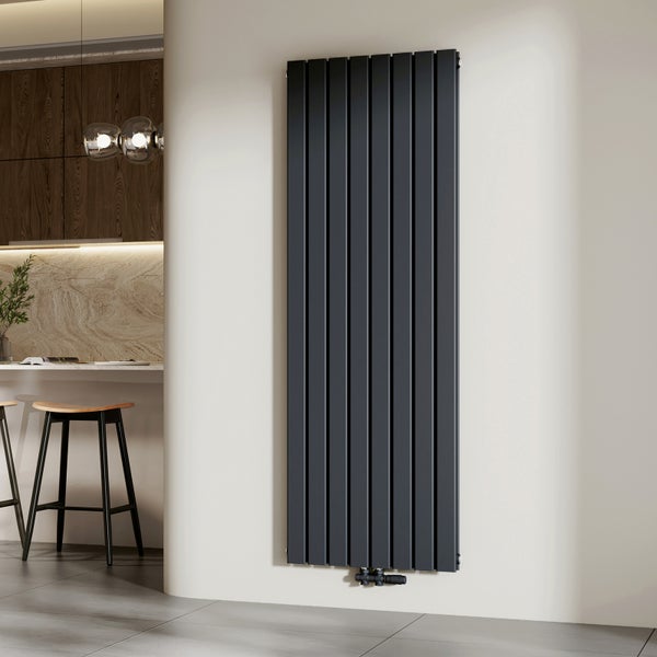 Vertikaler Heizkörper an einer Wand im Wohnbereich