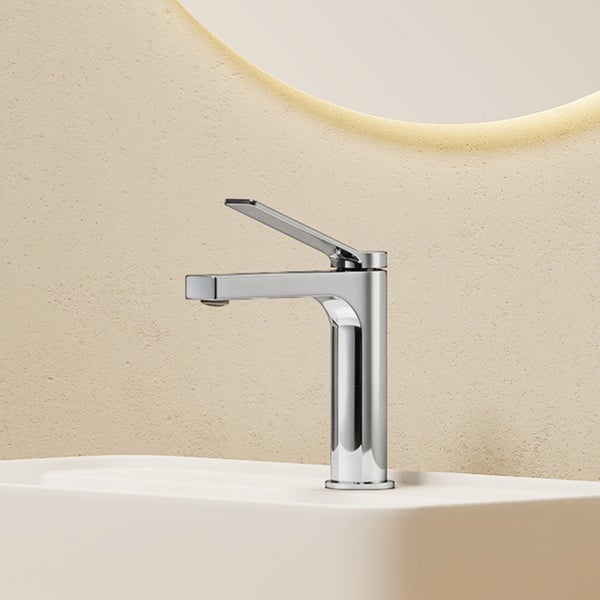 Verchromter Waschtischmischer auf einem Waschbecken