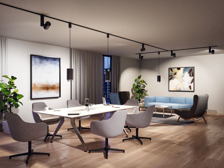 Modernes Büro mit Konferenztisch, Stühlen und Schienensystem für Beleuchtung.