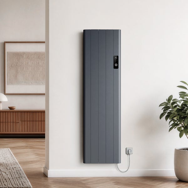 Elektrischer Flachheizkörper mit digitalem Display montiert an einer hellen Wand in einem modern eingerichteten Wohnbereich.