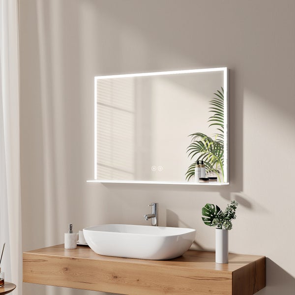 Beleuchteter Badezimmerspiegel mit Ablage und Sensorsteuerung über einem Waschbecken auf einem Holzwaschtisch in einem modernen Badezimmer.