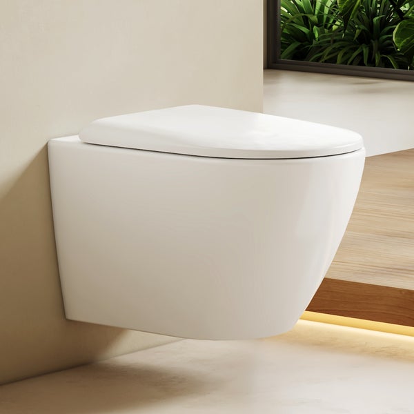 Wandhängendes WC aus Keramik in einem modernen Badezimmer mit Holzelementen und Pflanzen.