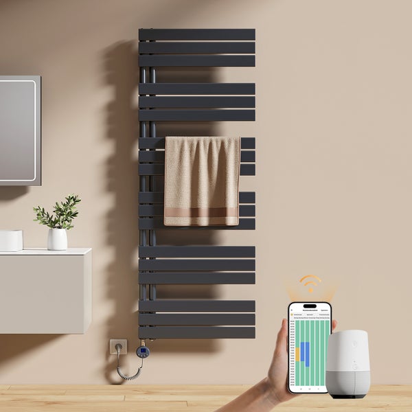Elektrischer Handtuchheizkörper in Anthrazit mit App-Steuerung, Wandmontage im modernen Badezimmer mit Handtuch und Smart-Home-Lautsprecher.