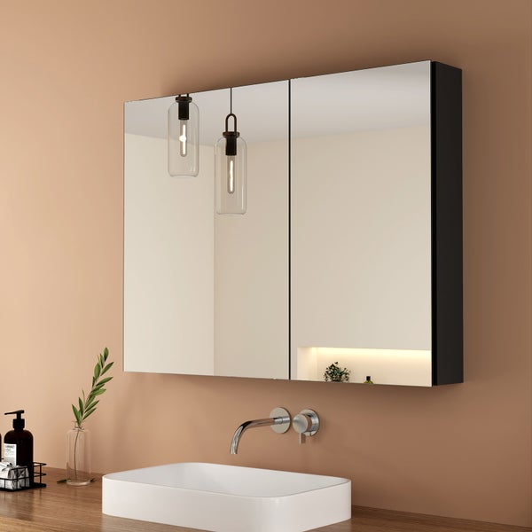 Moderner Spiegelschrank mit zwei Türen über einem weißen Aufsatzwaschbecken und einer Wandarmatur in einem hellen Badezimmer.