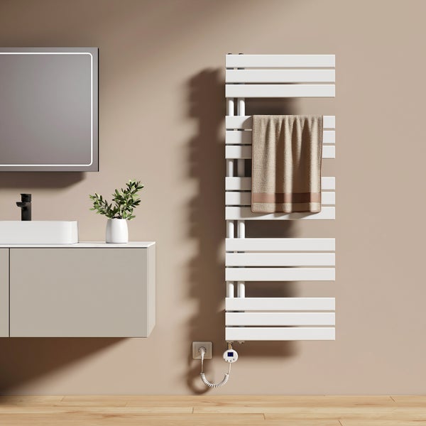 Badezimmer mit Waschtisch, Spiegel und elektrischem Handtuchwärmer