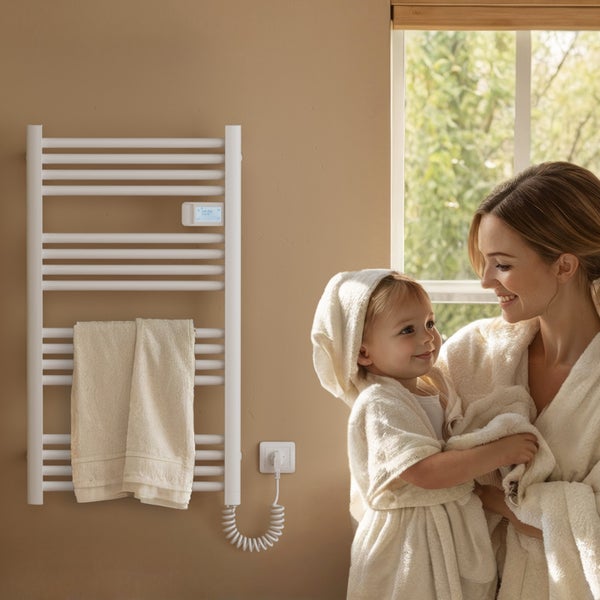 Szene mit einer Mutter und einem Kind neben einem elektrischen Handtuchwärmer im Badezimmer