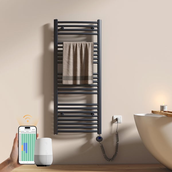 Elektrischer Badheizkörper mit Handtuch im Badezimmer, steuerbar über eine Smartphone-App und einen Smart-Home-Lautsprecher.